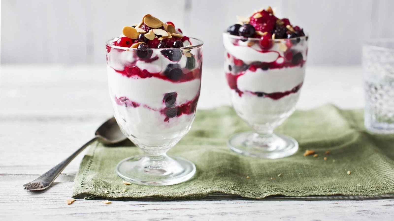 Delicious Berry Yoghurt Parfait with fresh berries and creamy yogurt