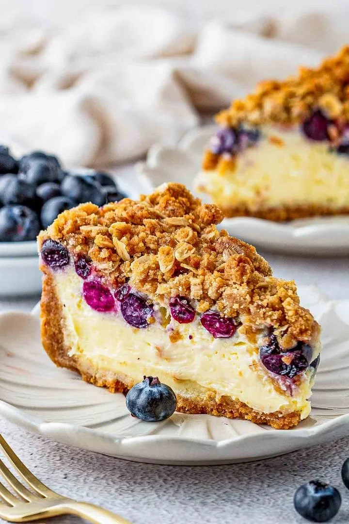 Delicious blueberry crumble cheesecake with a crunchy topping and fresh blueberries