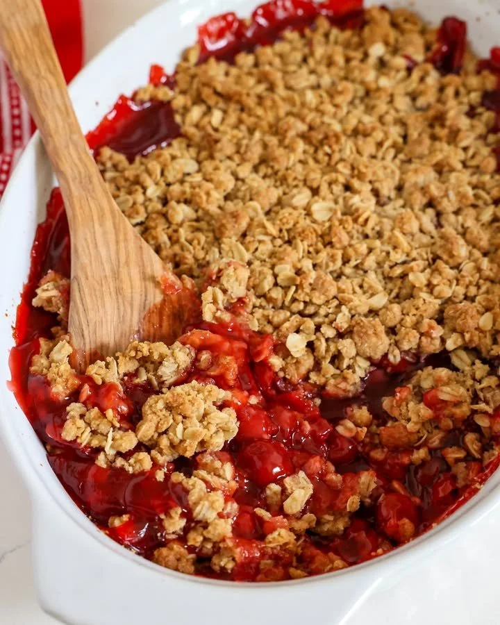 Delicious cherry crumble dessert with fresh cherries and crumbly topping