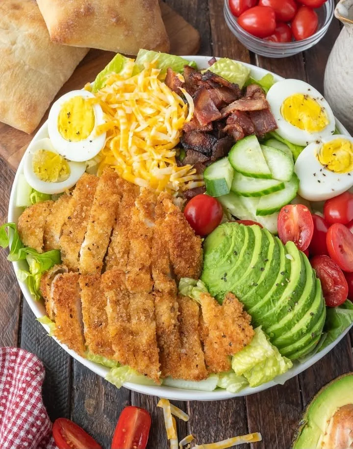 Delicious crispy chicken salad with fresh vegetables and dressing
