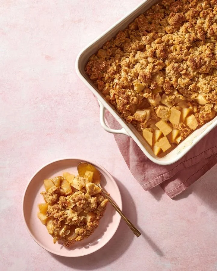 Homemade apple crisp dessert with a crunchy oat topping and cinnamon apples