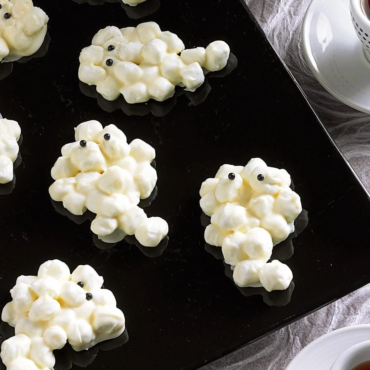 Delicious marshmallow ghosts for Halloween celebrations
