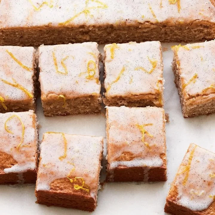 Spiced snacking cake topped with cinnamon and served on a wooden table